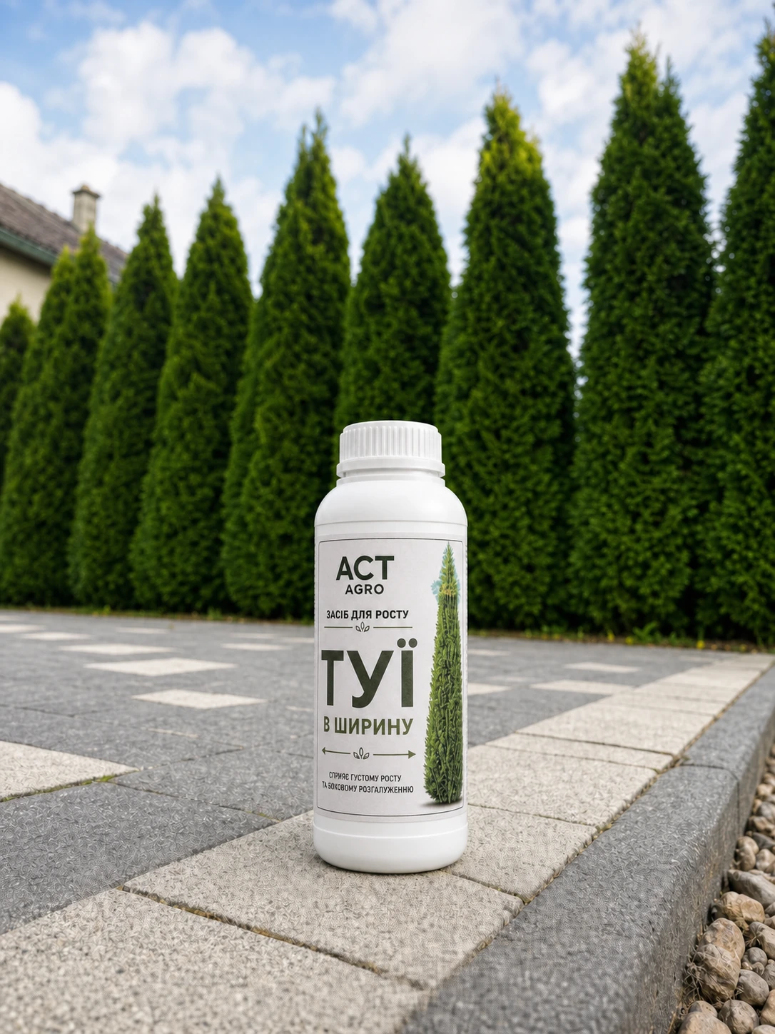 Пляшка засобу ACT Agro на фоні живоплоту з туй
